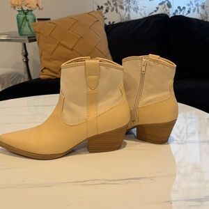 Universal Thread Tan Western Style Zip Up Ankle Boots